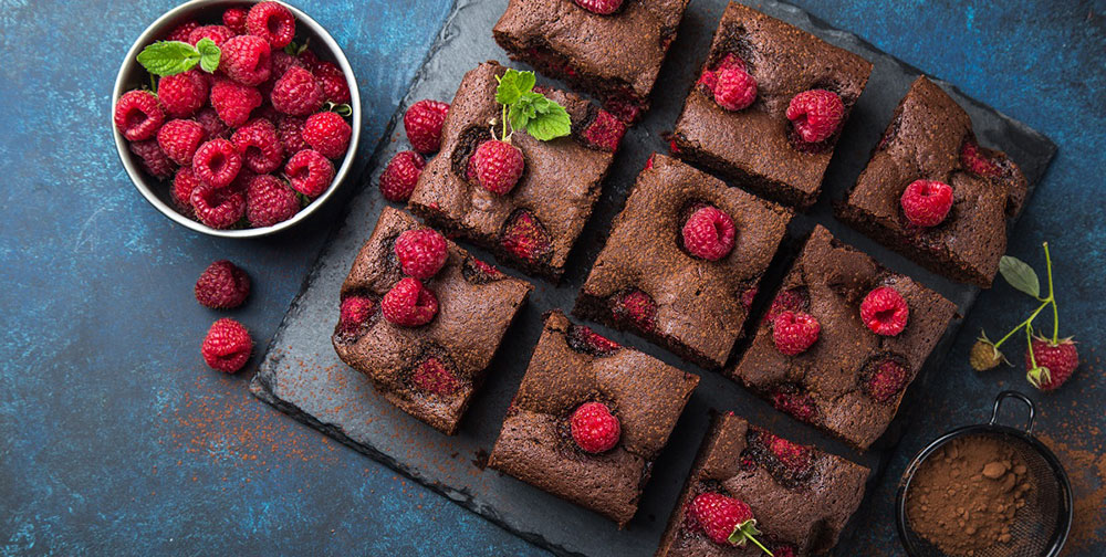 Brownies al cioccolato fondente e lamponi freschi