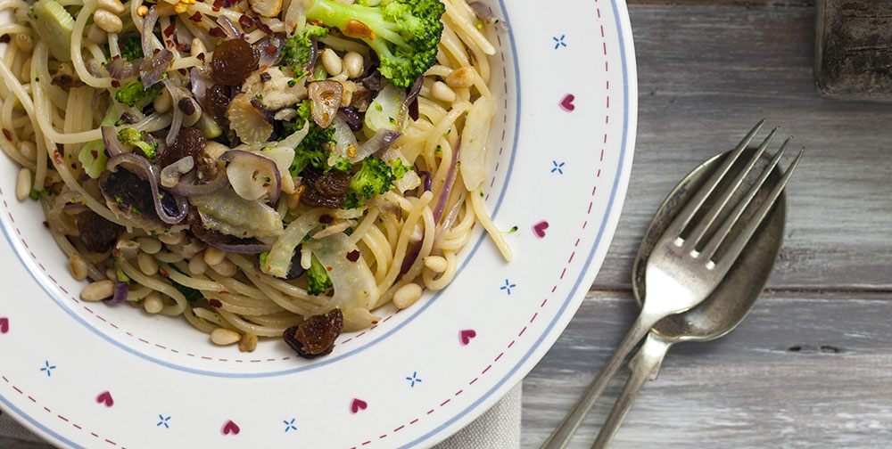 Pasta fatta in casa con broccoli, mandorle e uvetta