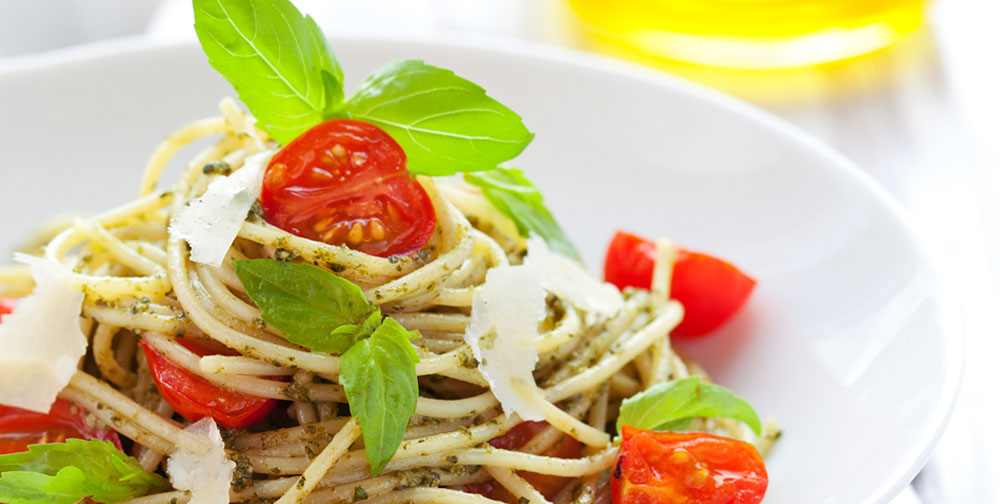 Spaghetti fatti in casa alla crema di datterini e basilico