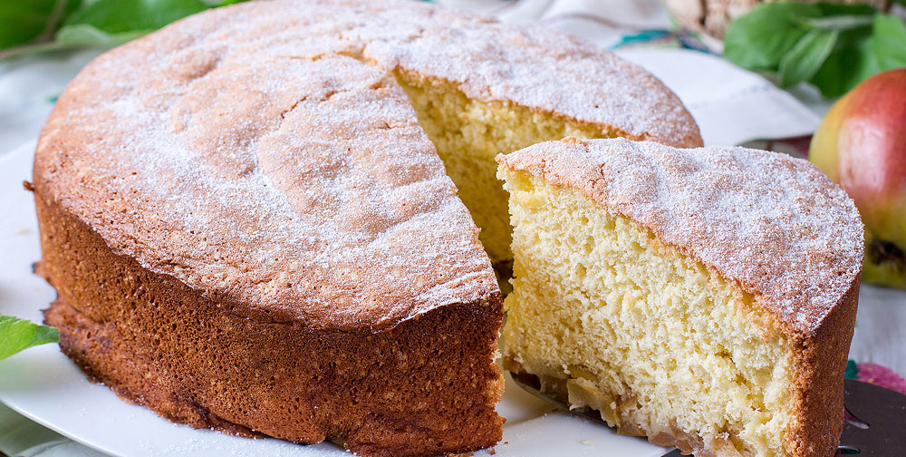 Torta soffice di albumi, mele e cannella