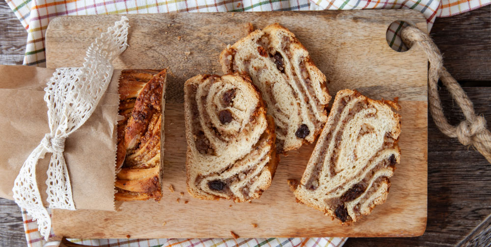 Trecce di pane nocciola e uvetta